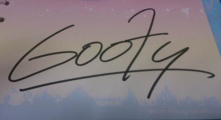 グーフィーのサイン ディズニーシー 子連れで宿泊する東京ディズニーリゾート